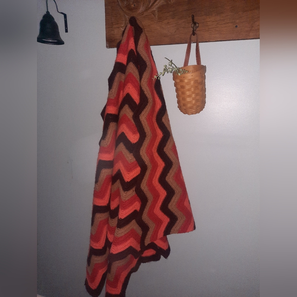 Zigzag crochet throw blanket